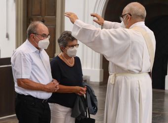 Mit rund 110 Ehepaaren aus der ganzen Diözese hat Weihbischof Ulrich Boom am Mittwochnachmittag, 23. Juni, einen Pontifikalgottesdienst gefeiert. Eingeladen waren Ehejubilare, die in den Jahren 2020 und 2021 auf 50, 60 oder 65 gemeinsame Jahre zurückblicken.