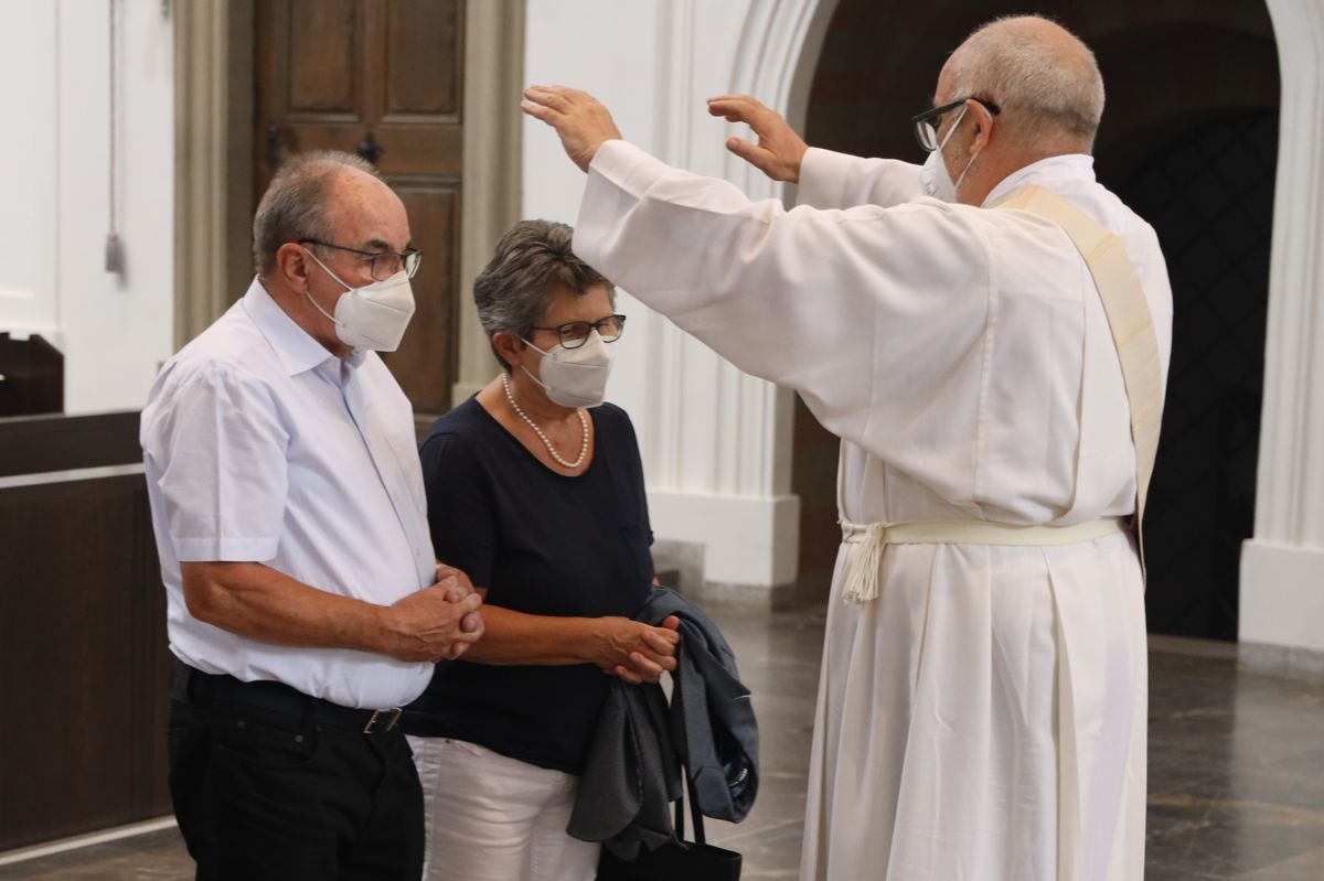 Mit rund 110 Ehepaaren aus der ganzen Diözese hat Weihbischof Ulrich Boom am Mittwochnachmittag, 23. Juni, einen Pontifikalgottesdienst gefeiert. Eingeladen waren Ehejubilare, die in den Jahren 2020 und 2021 auf 50, 60 oder 65 gemeinsame Jahre zurückblicken.