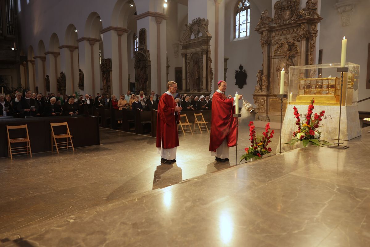 Mit Ordensleuten und Missionaren hat Weihbischof Paul Reder am Mittwochnachmittag, 9. Juli, im Kiliansdom einen Kiliani-Gottesdienst gefeiert. 