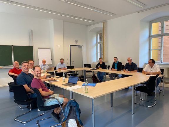 Vernetzungstreffen des Religionspädagogischen Instituts und des Lehrstuhls für Religionspädagogik (von links): Dr. Johannes Pfeiff, Schulrat im Kirchendienst, Mario Wald, Seminarlehrer im Kirchendienst Rüdiger Greubel, Akademischer Oberrat Privatdozent Dr. Boris Kalbheim, Professor Dr. Stefan Heil, Professor Dr. Johannes Heger, Wissenschaftliche Mitarbeiterin Dr. Eva Leven, Seminarrektor im Kirchendienst Matthias Och, Schulrat im Kirchendienst Guido Kunkel und Schulrat im Kirchendienst Michael Hofmann.