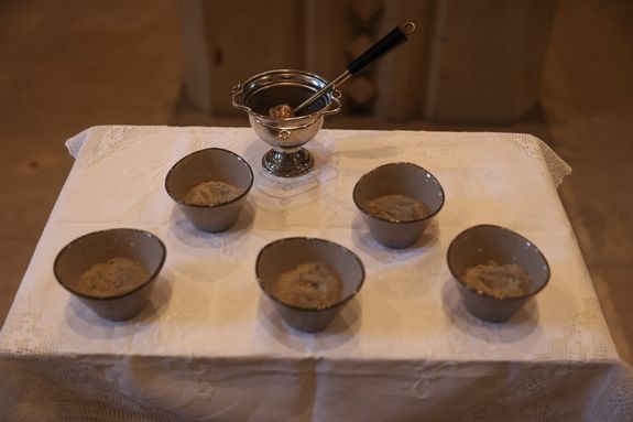 Am Aschermittwoch beginnt die Österliche Bußzeit, gemeinhin bekannt als Fastenzeit. Christinnen und Christen empfangen im Gottesdienst das Aschenkreuz als Zeichen der Umkehr und Vergänglichkeit.