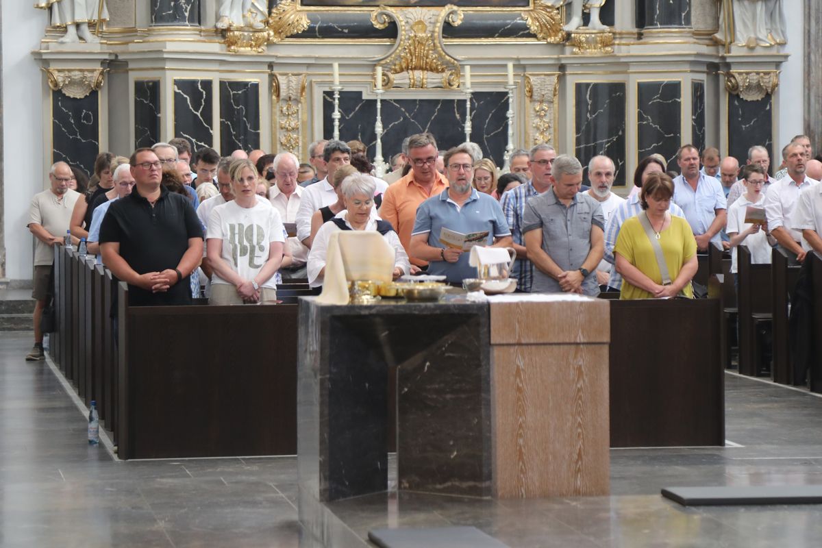 Mit rund 1000 Eheleuten, die in diesem Jahr Silberhochzeit haben, feierte Bischof Dr. Franz Jung am Freitagabend, 4. Juli 2025, einen Pontifikalgottesdienst im Kiliansdom. Im Anschluss erteilten er, Weihbischof Paul Reder sowie weitere Seelsorgerinnen und Seelsorger den Paaren einzeln den Segen.