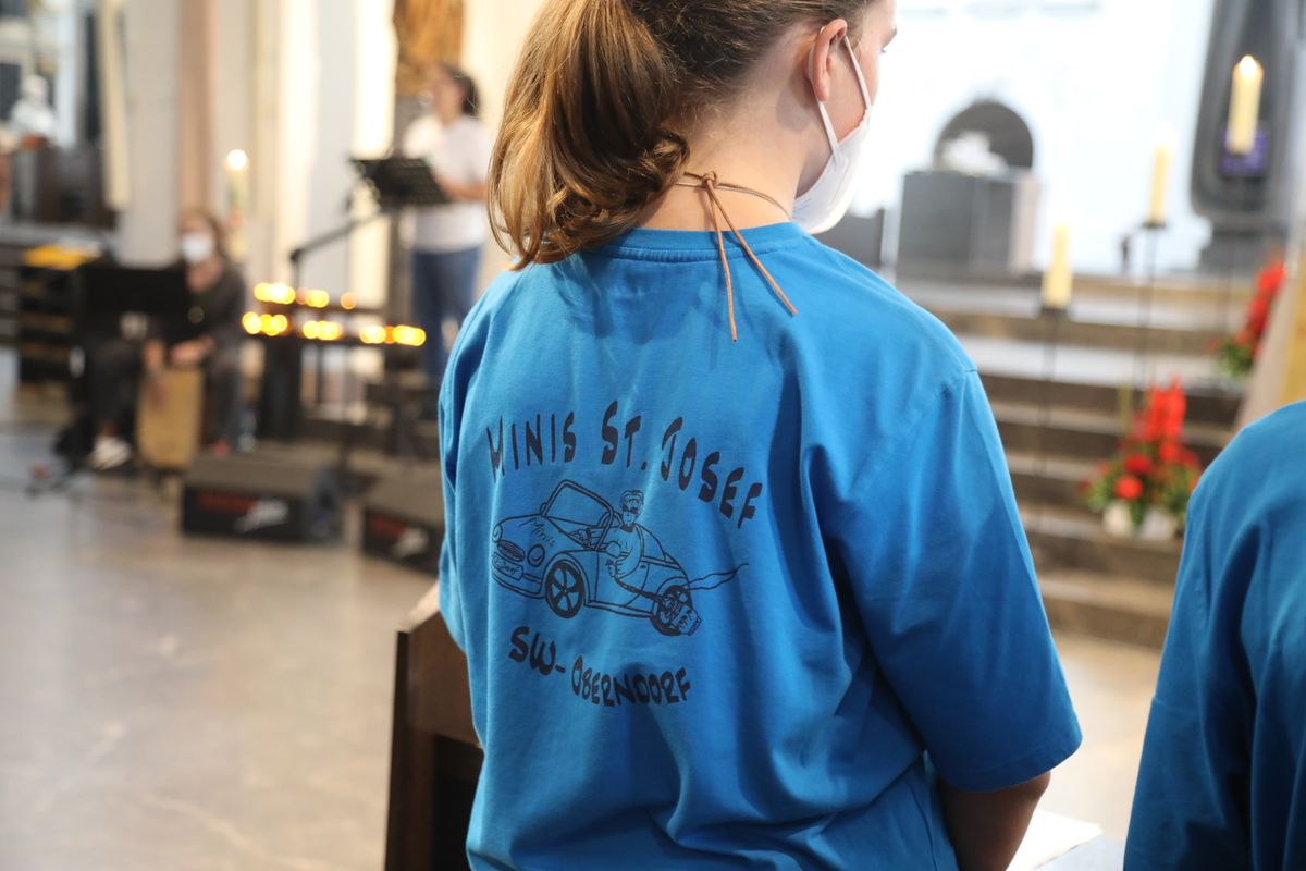2721/0661 Ministranten-Gottesdienst_28690 Weihbischof Ulrich Boom hat anlässlich der Kiliani-Wallfahrtswoche mit den Ministranten einen Gottesdienst im Würzburger Dom gefeiert.