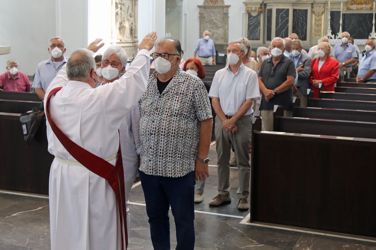 2621/0625 Gottesdienst für Ehejubilare mit Weihbischof Ulrich Boom am 29. Juni 2021_28056 Weihbischof Ulrich Boom feierte am Dienstagnachmittag, 29. Juni, einen Gottesdienst für Ehepaare, die 2020 oder 2021 ihr goldenes, diamantenes oder eisernes Ehejubiläum hatten. Im Anschluss konnten sich die Paare segnen lassen.
