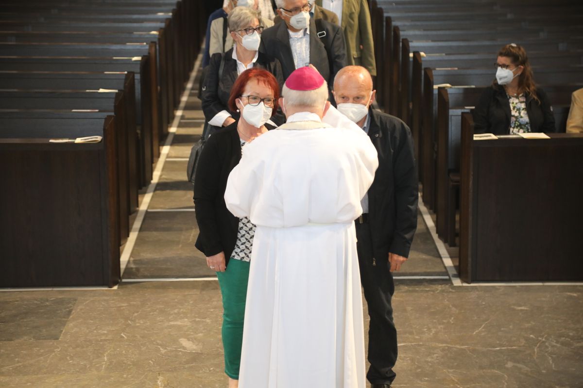 2621/0609 Ehejubilare Weihbischof Boom_27521 Weihbischof Boom und weiteren Priester und Diakone weihen Ehejubilare, die ihr goldenes, diamantenes oder eisernes Ehejubiläum feiern.
