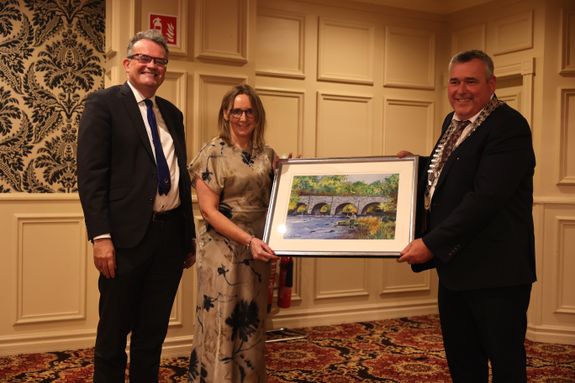 Hauptgeschäftsführer Eoin Doyle (links) und County Councillor T.P. O