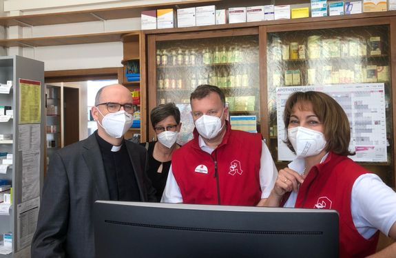 	 Bischof Dr. Franz Jung (links) besuchte Dr. Dr. Thomas Richter (2. von rechts) und Dr. Claudia Richter (rechts) in der Würzburger Hof-Apotheke. Im Hintergrund Bettina Endres vom Sekretariat des Bischofs.