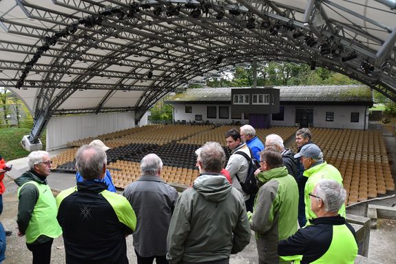 Zog alle Blicke der Freizeitradler auf sich: Das neue Dach über den Sitzplätzen der Freilichtbühne in Sömmersdorf. 
