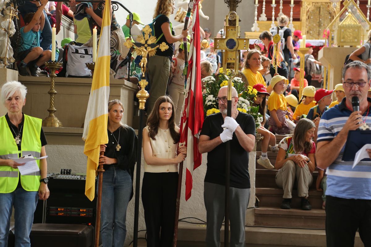 Rund 900 Kindergartenkinder haben am Freitag, 11. Juli, einen Gottesdienst mit Bischof Dr. Franz Jung in der Kirche Sankt Burkard gefeiert. Im Anschluss zogen sie über die Alte Mainbrücke in den Kiliansdom. 