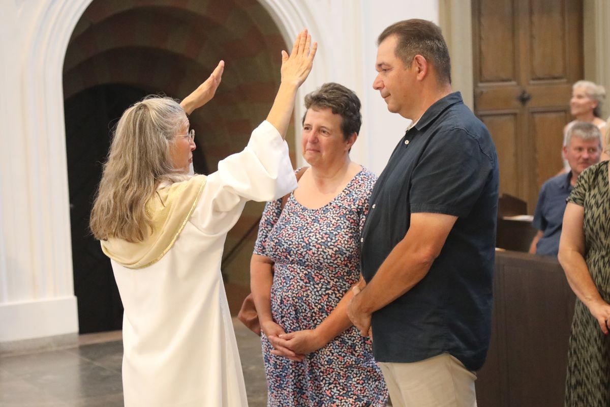 Mit rund 1000 Eheleuten, die in diesem Jahr Silberhochzeit haben, feierte Bischof Dr. Franz Jung am Freitagabend, 4. Juli 2025, einen Pontifikalgottesdienst im Kiliansdom. Im Anschluss erteilten er, Weihbischof Paul Reder sowie weitere Seelsorgerinnen und Seelsorger den Paaren einzeln den Segen.