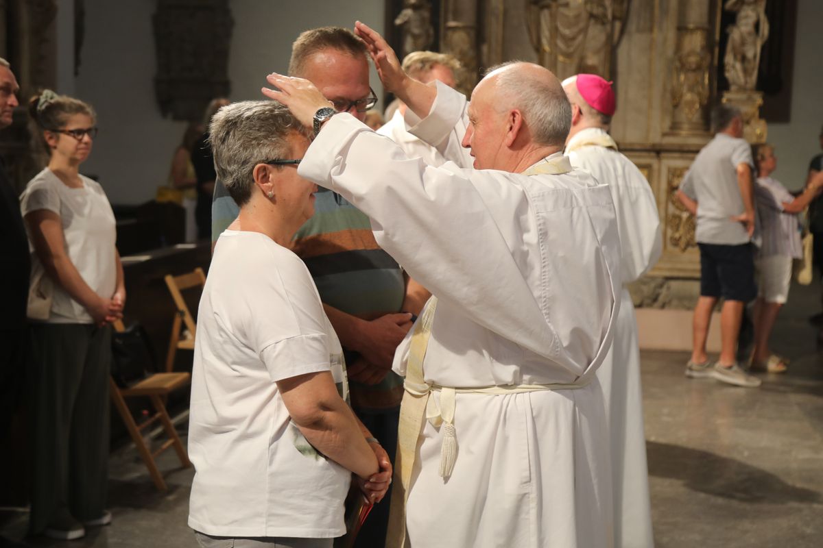 Mit rund 1000 Eheleuten, die in diesem Jahr Silberhochzeit haben, feierte Bischof Dr. Franz Jung am Freitagabend, 4. Juli 2025, einen Pontifikalgottesdienst im Kiliansdom. Im Anschluss erteilten er, Weihbischof Paul Reder sowie weitere Seelsorgerinnen und Seelsorger den Paaren einzeln den Segen.