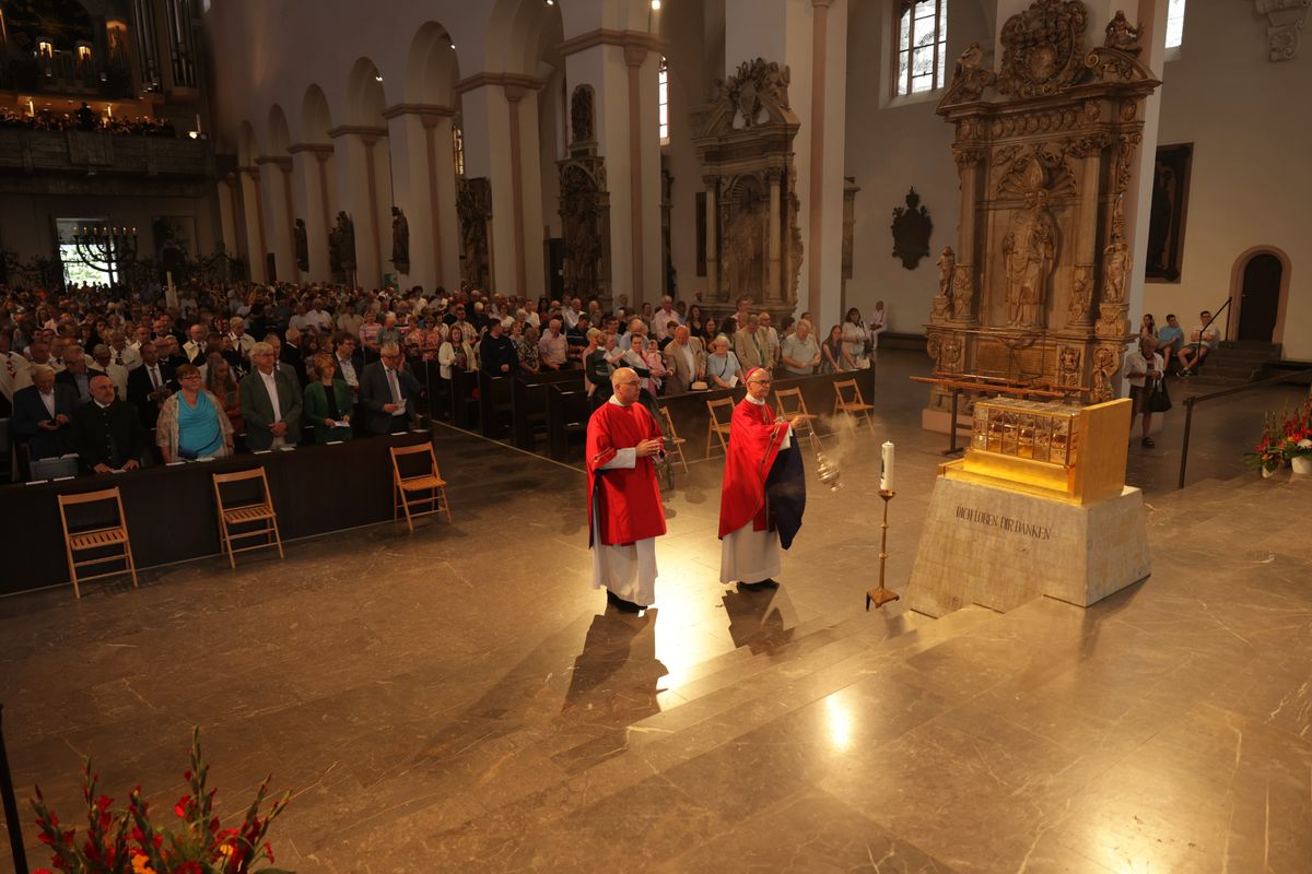 Mit einer Reliquienprozession von Sankt Burkard über die Alte Mainbrücke und einem Pontifikalgottesdienst im Kiliansdom ist am Sonntag, 6. Juli, die Kiliani-Wallfahrtswoche 2025 eröffnet worden.