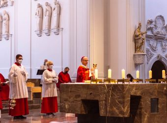 Bischof Dr. Franz Jung hat am Hochfest der Frankenapostel, Donnerstag, 8. Juli, mit haupt- und ehrenamtlichen Mitarbeiterinnen und Mitarbeitern der Caritas ein Pontifikalamt im Würzburger Kiliansdom gefeiert.