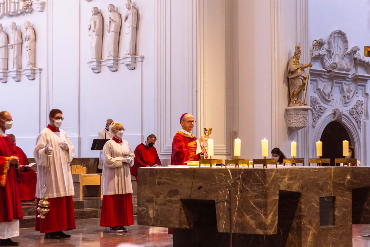 Bischof Dr. Franz Jung hat am Hochfest der Frankenapostel, Donnerstag, 8. Juli, mit haupt- und ehrenamtlichen Mitarbeiterinnen und Mitarbeitern der Caritas ein Pontifikalamt im Würzburger Kiliansdom gefeiert.