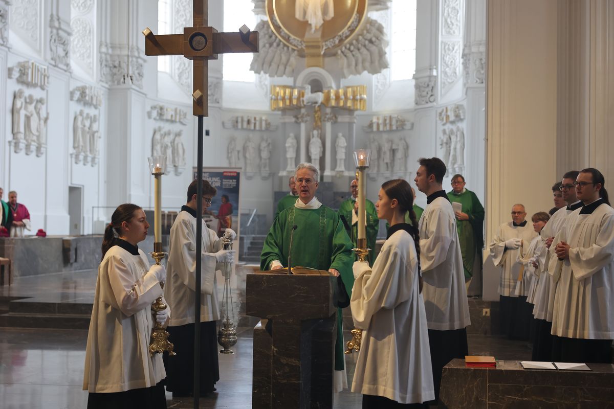 Mit einem Pontifikalgottesdienst im Kiliansdom und einem Festakt in Burkardushaus ist am Sonntag, 27. Oktober, in Würzburg der bundesweite Abschluss des Monats der Weltmission begangen worden. Beispielland war in diesem Jahr Papua-Neuguinea.