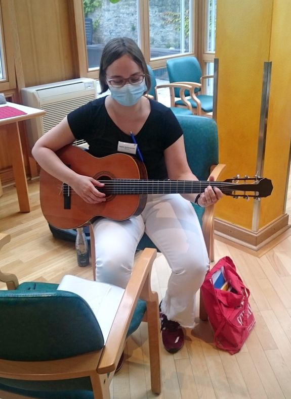 Sophie Schimmerohn hilft als Betreuungsassistentin im Pflegeheim Antoniushaus in Würzburg mit.