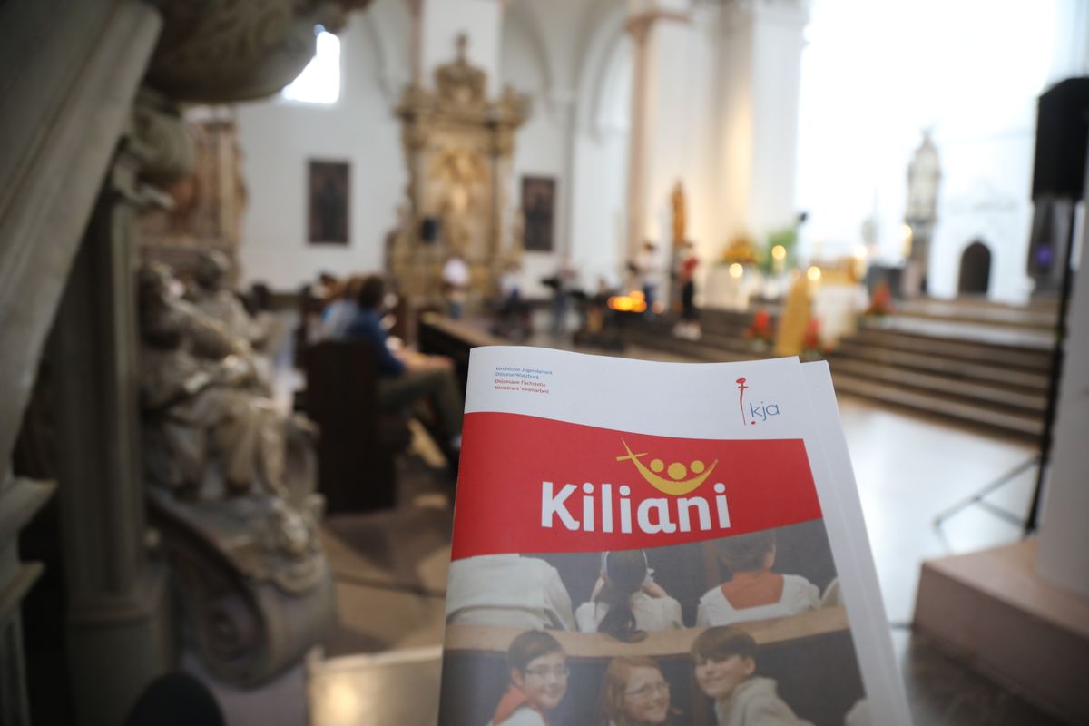 2721/0661 Ministranten-Gottesdienst_28691 Weihbischof Ulrich Boom hat anlässlich der Kiliani-Wallfahrtswoche mit den Ministranten einen Gottesdienst im Würzburger Dom gefeiert.