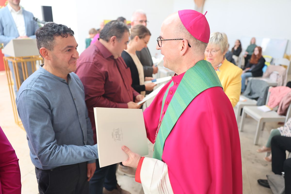 Bei einem Gottesdienst in der Jugendkirche Würzburg hat Bischof Dr. Franz Jung am Freitag, 25. Oktober, insgesamt 47 Personen für die Schulpastoral beauftragt.