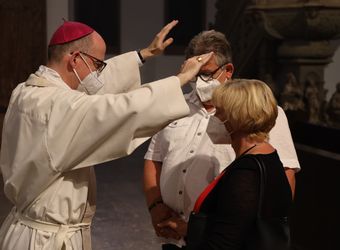 Mit rund 100 Ehepaaren aus der ganzen Diözese hat Bischof Dr. Franz Jung am Montagabend, 28. Juni, einen Gottesdienst im Würzburger Kiliansdom gefeiert. Eingeladen waren Ehejubilare, die in den Jahren 2020 und 2021 ihr silbernes Ehejubiläum feiern. Nach dem Gottesdienst ließen sich die Ehepartner von Bischof Jung und weiteren Priestern und Diakonen mit Abstand segnen.