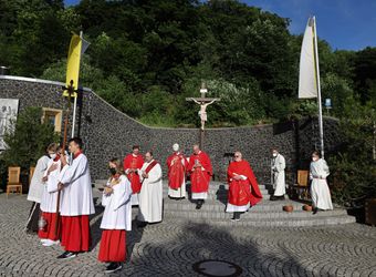 Bischof Dr. Franz Jung feierte am Montagabend, 5. Juli, einen Kiliani-Pontifikalgottesdienst auf dem Kreuzberg.