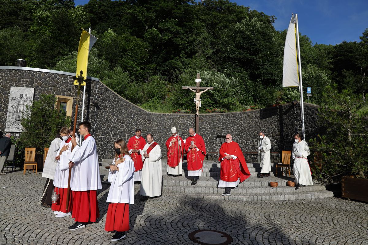 2721/0660 Kiliani Kreuzberg Bischof_28655 Bischof Dr. Franz Jung feierte am Montagabend, 5. Juli, einen Kiliani-Pontifikalgottesdienst auf dem Kreuzberg.