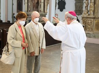 Bischof em. Dr. Friedhelm Hofmann feierte am Mittwochvormittag, 23. Juni, im Kiliansdom einen Pontifikalgottesdienst für Ehejubilare, die in den Jahren 2020 und 2021 auf 50, 60 oder 65 gemeinsame Jahre zurückblicken.