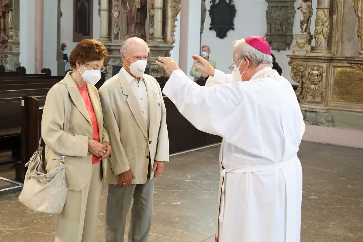 Bischof em. Dr. Friedhelm Hofmann feierte am Mittwochvormittag, 23. Juni, im Kiliansdom einen Pontifikalgottesdienst für Ehejubilare, die in den Jahren 2020 und 2021 auf 50, 60 oder 65 gemeinsame Jahre zurückblicken. Bischof em. Dr. Friedhelm Hofmann feierte am Mittwochvormittag, 23. Juni, im Kiliansdom einen Pontifikalgottesdienst für Ehejubilare, die in den Jahren 2020 und 2021 auf 50, 60 oder 65 gemeinsame Jahre zurückblicken.