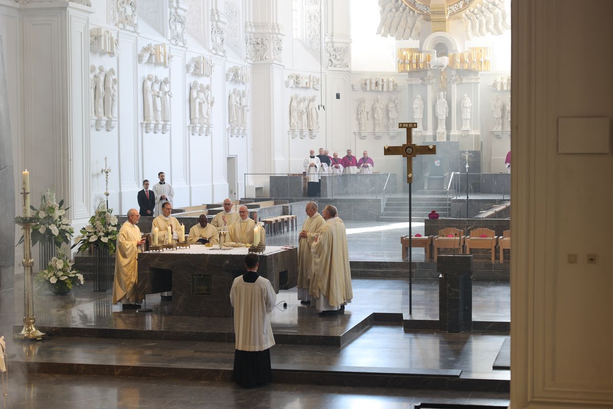 Weihbischof Paul Reder ist am Freitag, 10. Mai, offiziell in sein Amt als Dompropst eingeführt worden - zunächst in der Kapelle des Bischofshauses, dann bei einem Pontifikalgottesdienst im Kiliansdom. Dabei wurde besonders an Bischof em. Dr. Paul-Werner Scheele erinnert, der am 10. Mai 2019 starb.