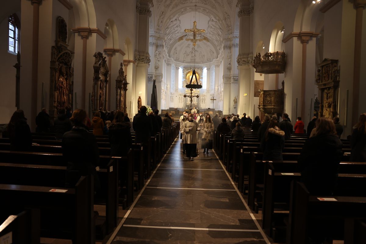 Einen adventlichen Gottesdienst für die Mitarbeitenden von Caritas und Bischöflichem Ordinariat Würzburg hat Bischof Dr. Franz Jung am Donnerstag, 16. Dezember, im Kiliansdom gefeiert.