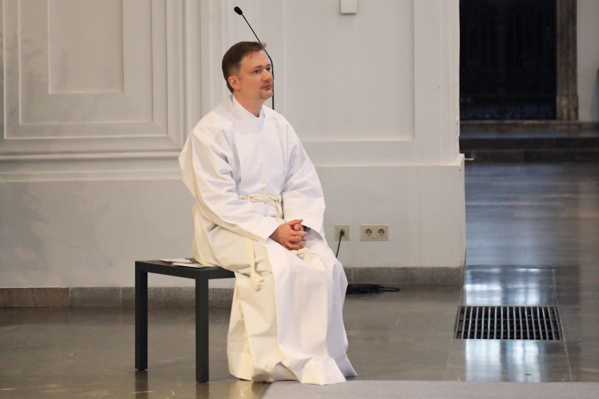 Bei einem Pontifikalgottesdienst am Samstag, 17. Oktober, hat Weihbischof Ulrich Boom im Würzburger Kiliansdom Uwe Becker zum Ständigen Diakon geweiht.