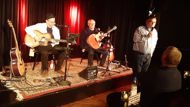 Von links: Das Liedermacherduo Gigglmoo (Martin Plentinger und Wolfgang Mai) und Betriebsseelsorger Diakon Peter Hartlaub.
