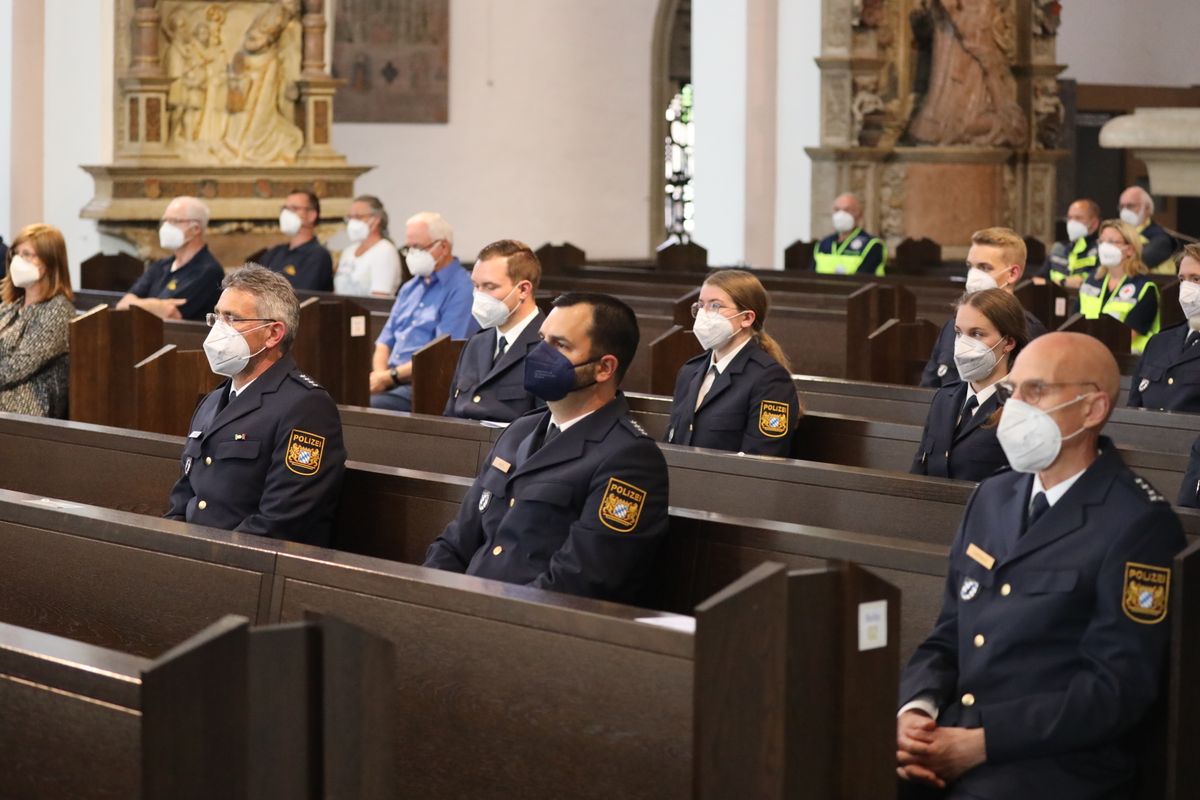 2821/0668 Blaulichtgottesdienst_28755 Weihbischof Ulrich Boom stand am Mittwochabend, 7. Juli, der Kiliani-Wort-Gottes-Feier für Polizei, Feuerwehr, Technisches Hilfswerk, Rettungsdienste und Notfallseelsorge im Kiliansdom vor.