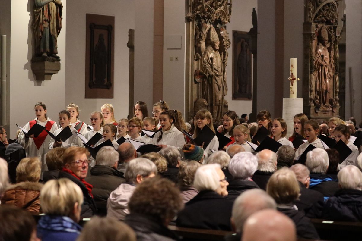 "Weihnachten traditionell" war das Konzert der Mädchenkantorei am Würzburger Dom und des Orchesters Camerata Würzburg unter der Leitung von Domkantor Alexander Rüth am dritten Adventssonntag, 15. Dezember, überschrieben.  "Weihnachten traditionell" war das Konzert der Mädchenkantorei am Würzburger Dom und des Orchesters Camerata Würzburg unter der Leitung von Domkantor Alexander Rüth am dritten Adventssonntag, 15. Dezember, überschrieben.