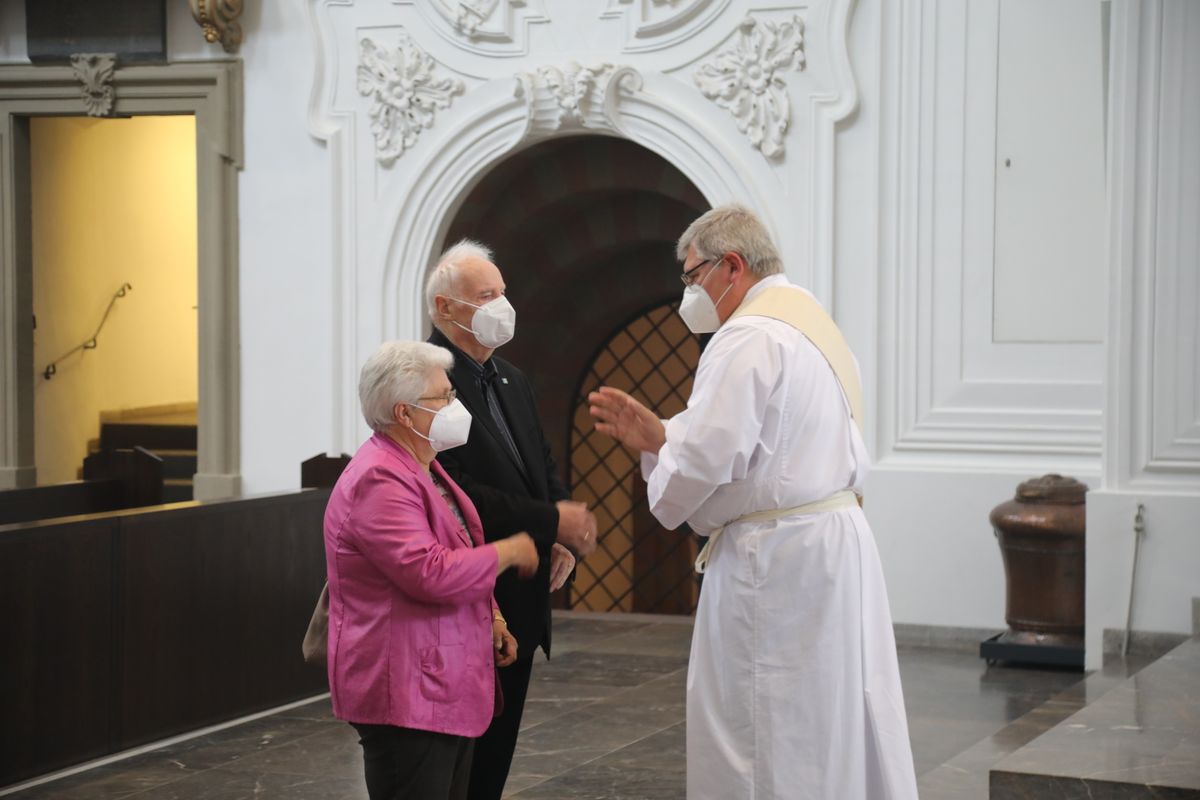 2621/0609 Ehejubilare Weihbischof Boom_27532 Weihbischof Boom und weiteren Priester und Diakone weihen Ehejubilare, die ihr goldenes, diamantenes oder eisernes Ehejubiläum feiern.