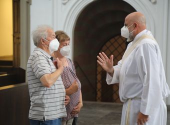 Bischof Dr. Franz Jung segnete nach dem Gottesdienst die Ehejubilare.