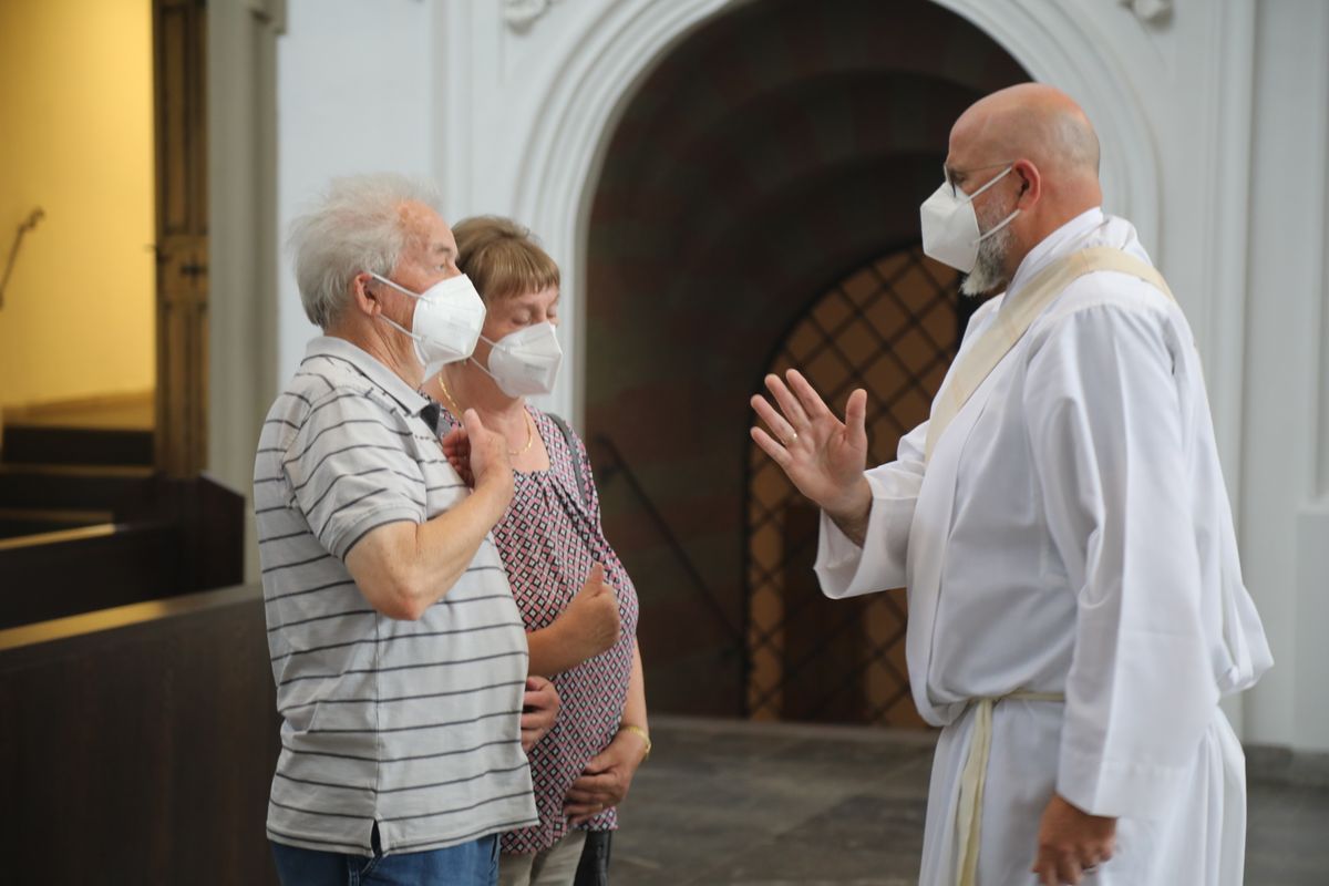 2721/0630_Ehejubilare mit Bischof Franz Jung_28171 Bischof Dr. Franz Jung segnete nach dem Gottesdienst die Ehejubilare.