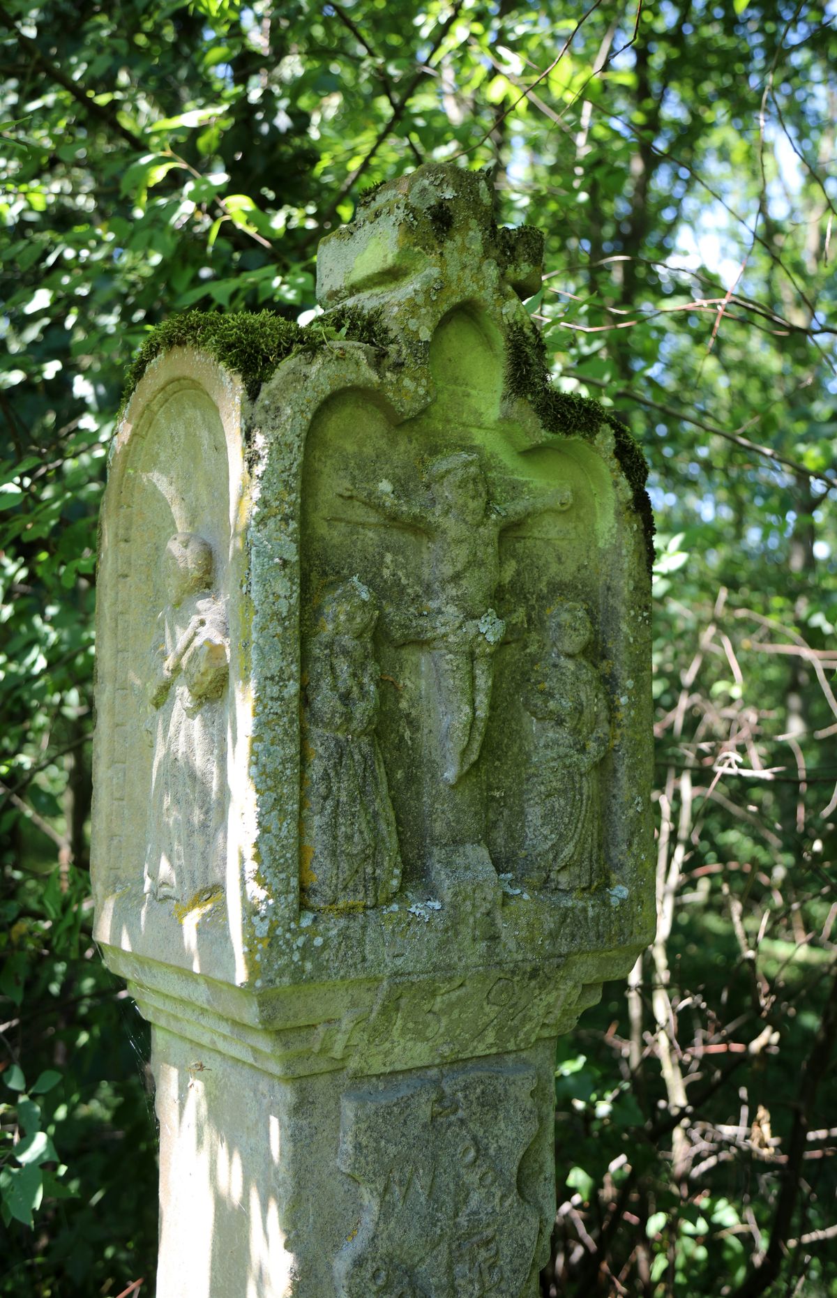 Etwas versteckt am Hang findet sich ein kubischer Bildstock auf einer massiven, ebenfalls eckigen Säule. Das ist der älteste Bildstock auf Sömmersdorfer Gemarkung, laut Inschrift stammt er aus dem Jahr 1597.
