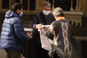 Vertreter der Orte, an denen am ersten Adventssonntag, 29. November, die dezentralen Eröffnungsgottesdienste der bundesweiten Eröffnung der Adveniat-Weihnachtsaktion 2020 stattfinden, erhielten am Ende des Aussendungsgottesdiensts Symbole. 