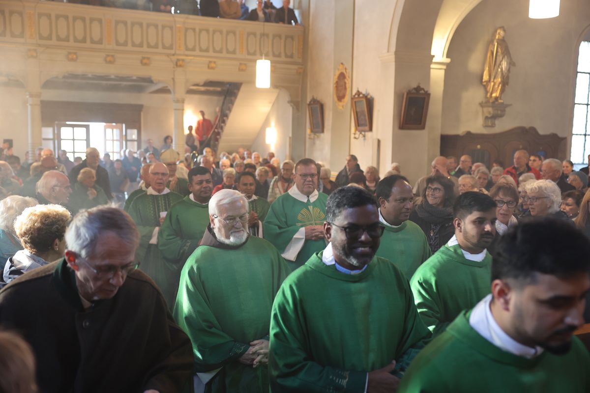 Bei einer Pontifikalmesse in der Klosterkirche auf dem Engelberg bei Großheubach hat Bischof Dr. Franz Jung zusammen mit Pater Jan Pelczarski, Generalsuperior der Oblaten des heiligen Josef aus Rom, am Sonntag, 3. November, offiziell die neue Niederlassung der Oblaten des heiligen Josef im Bistum Würzburg errichtet.