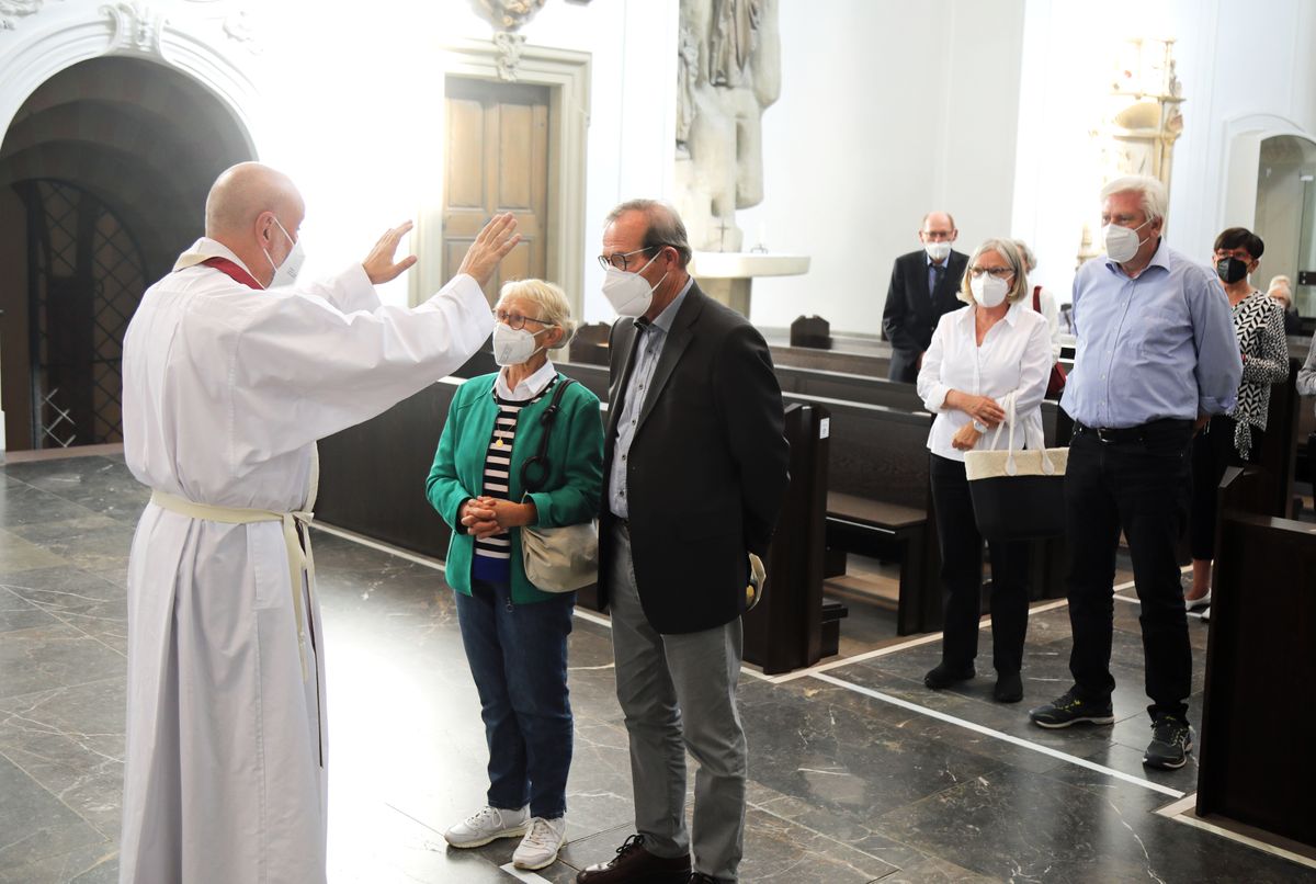 2721/0648 Gottesdienst für Ehejubilare mit Bischof Dr. Franz Jung am Freitagnachmittag, 2. Juli 2021_28524 Bischof Dr. Franz Jung feierte am Freitagnachmittag, 2. Juli 2021, einen Dankgottesdienst im Kiliansdom mit Ehepaaren, die goldenes, diamantenes oder eisernes Ehejubiläum feiern.