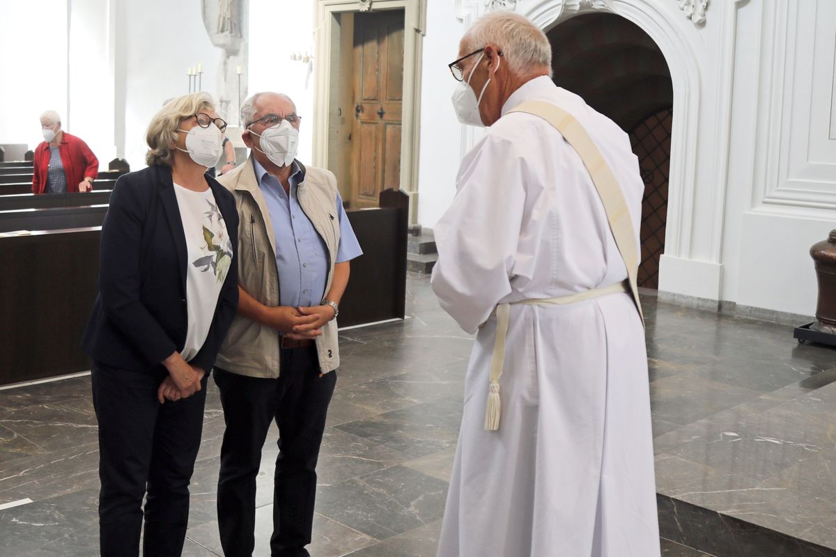 	 Weihbischof Ulrich Boom feierte am Mittwochnachmittag, 30. Juni, einen Gottesdienst für Ehepaare, die 2020 oder 2021 ihr goldenes, diamantenes oder eisernes Ehejubiläum hatten. Im Anschluss konnten sich die Paare segnen lassen.