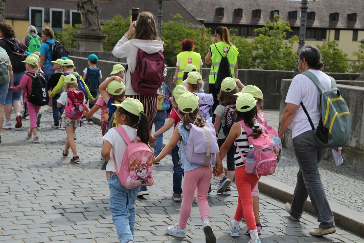 Rund 900 Kindergartenkinder haben am Freitag, 11. Juli, einen Gottesdienst mit Bischof Dr. Franz Jung in der Kirche Sankt Burkard gefeiert. Im Anschluss zogen sie über die Alte Mainbrücke in den Kiliansdom. 
