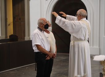 Mit rund 110 Ehepaaren aus der ganzen Diözese hat Weihbischof Ulrich Boom am Mittwochnachmittag, 23. Juni, einen Pontifikalgottesdienst gefeiert. Eingeladen waren Ehejubilare, die in den Jahren 2020 und 2021 auf 50, 60 oder 65 gemeinsame Jahre zurückblicken.