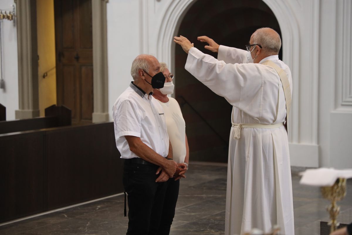 Mit rund 110 Ehepaaren aus der ganzen Diözese hat Weihbischof Ulrich Boom am Mittwochnachmittag, 23. Juni, einen Pontifikalgottesdienst gefeiert. Eingeladen waren Ehejubilare, die in den Jahren 2020 und 2021 auf 50, 60 oder 65 gemeinsame Jahre zurückblicken.