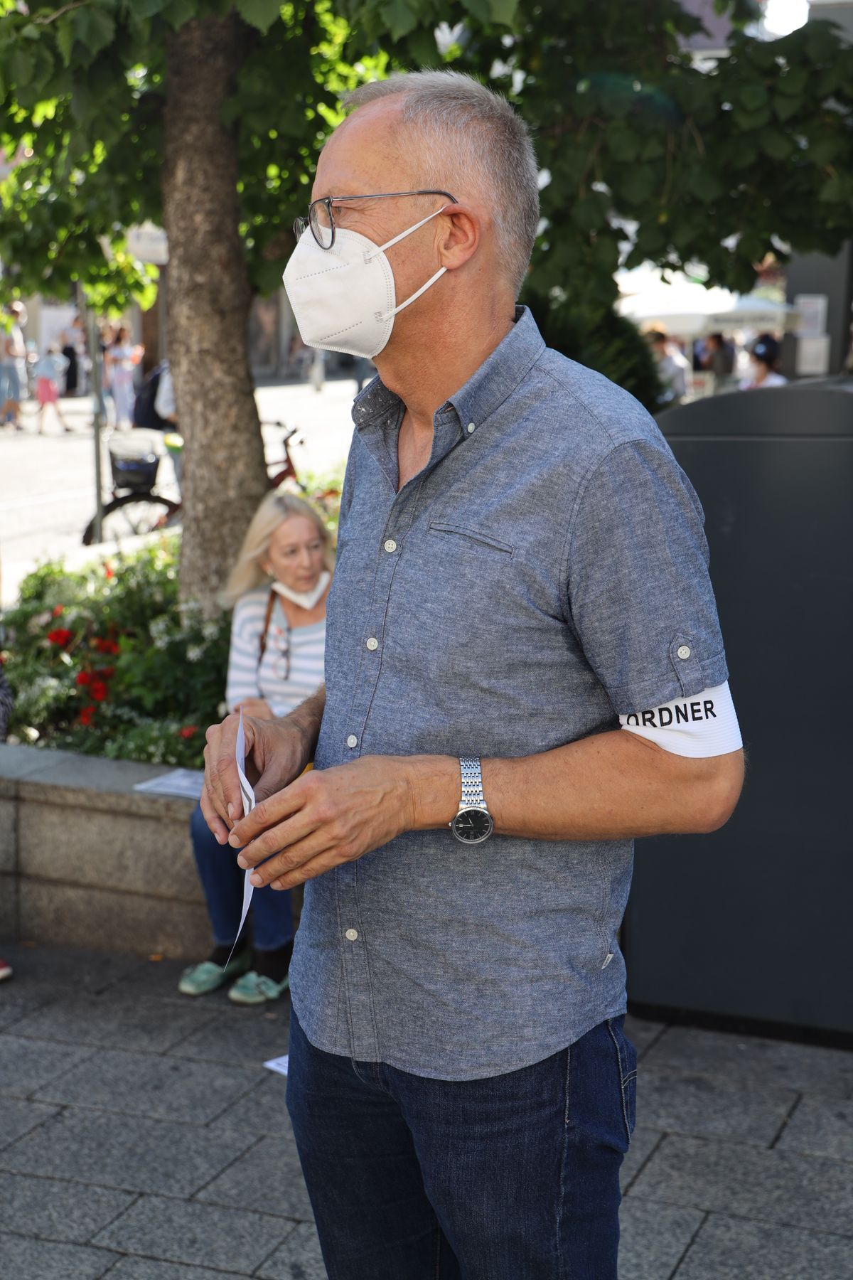 2721/0652 Menschenkette_28503 Unter dem Titel "Würzburg trauert" fand am Freitagabend eine Menschenkette vom Barbarossaplatz zum Würzburger Rathaus statt. Studentenpfarrer Burkhard Hose fungierte als Ordner