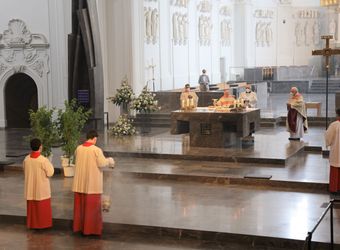 Bischof em. Dr. Friedhelm Hofmann feierte am Freitagnachmittag, 25. Juni, einen Dankgottesdienst mit Ehepaaren, die seit 50, 60 oder 65 Jahren verheiratet sind. Anschließend spendeten der Bischof sowie weitere Priester und Diakone den Jubilaren mit Abstand den Segen.