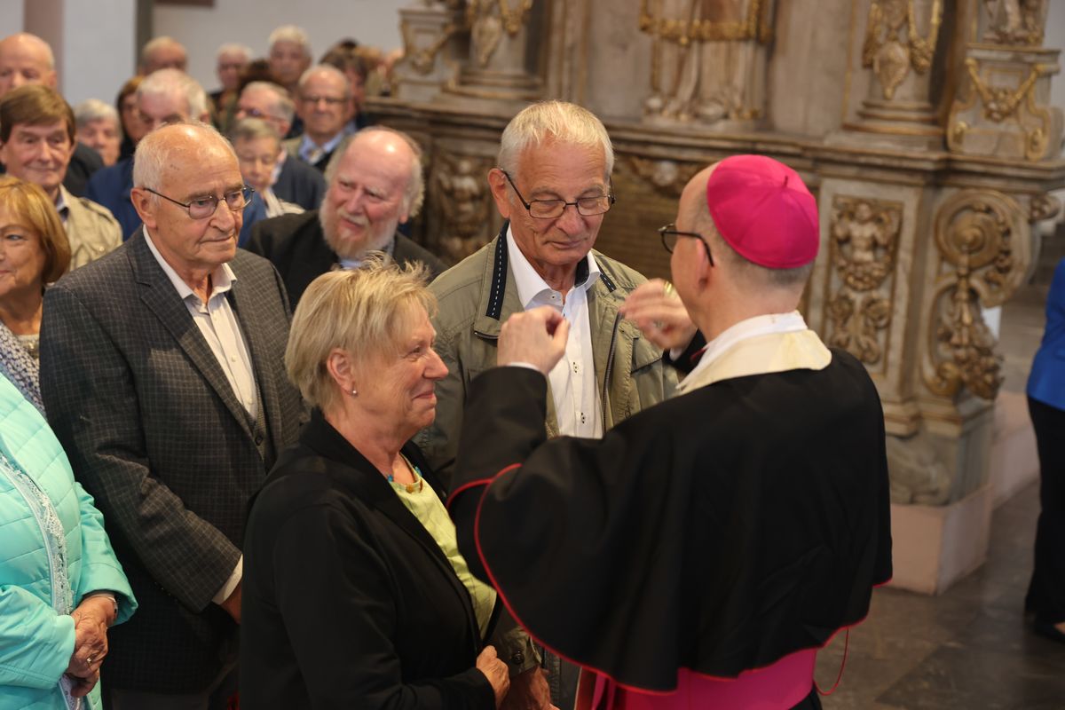 Seelsorgerinnen und Seelsorger spendeten nach dem Gottesdienst den Jubelpaaren individuell den Segen. 