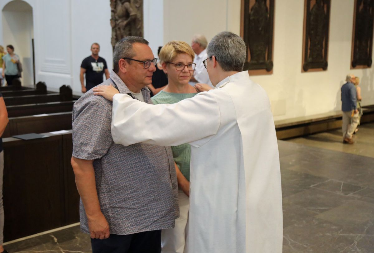 Mit rund 1000 Eheleuten, die in diesem Jahr Silberhochzeit haben, feierte Bischof Dr. Franz Jung am Freitagabend, 4. Juli 2025, einen Pontifikalgottesdienst im Kiliansdom. Im Anschluss erteilten er, Weihbischof Paul Reder sowie weitere Seelsorgerinnen und Seelsorger den Paaren einzeln den Segen.