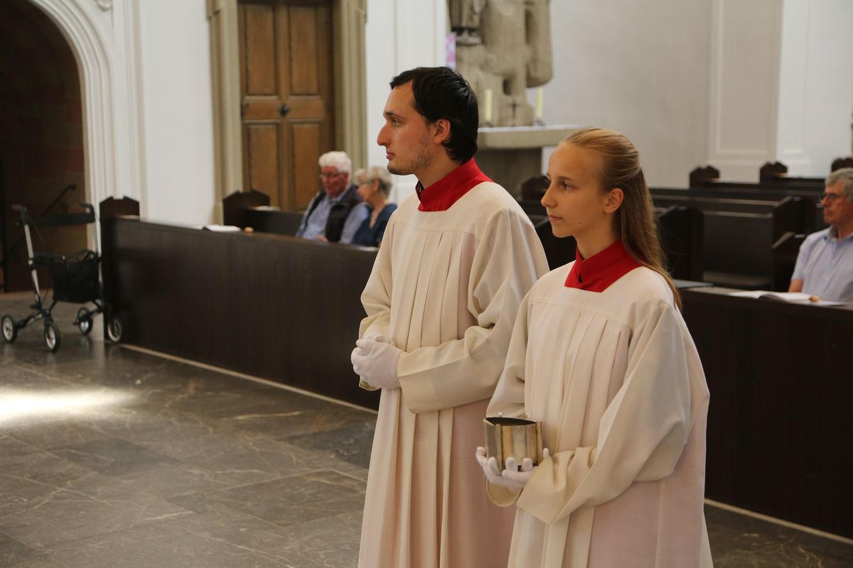 Rund 250 Ehejubilare haben am Freitagnachmittag, 4. Juli, im Kiliansdom in einem Pontifikalgottesdienst mit Weihbischof em. Ulrich Boom ihr Eheversprechen erneuert. 