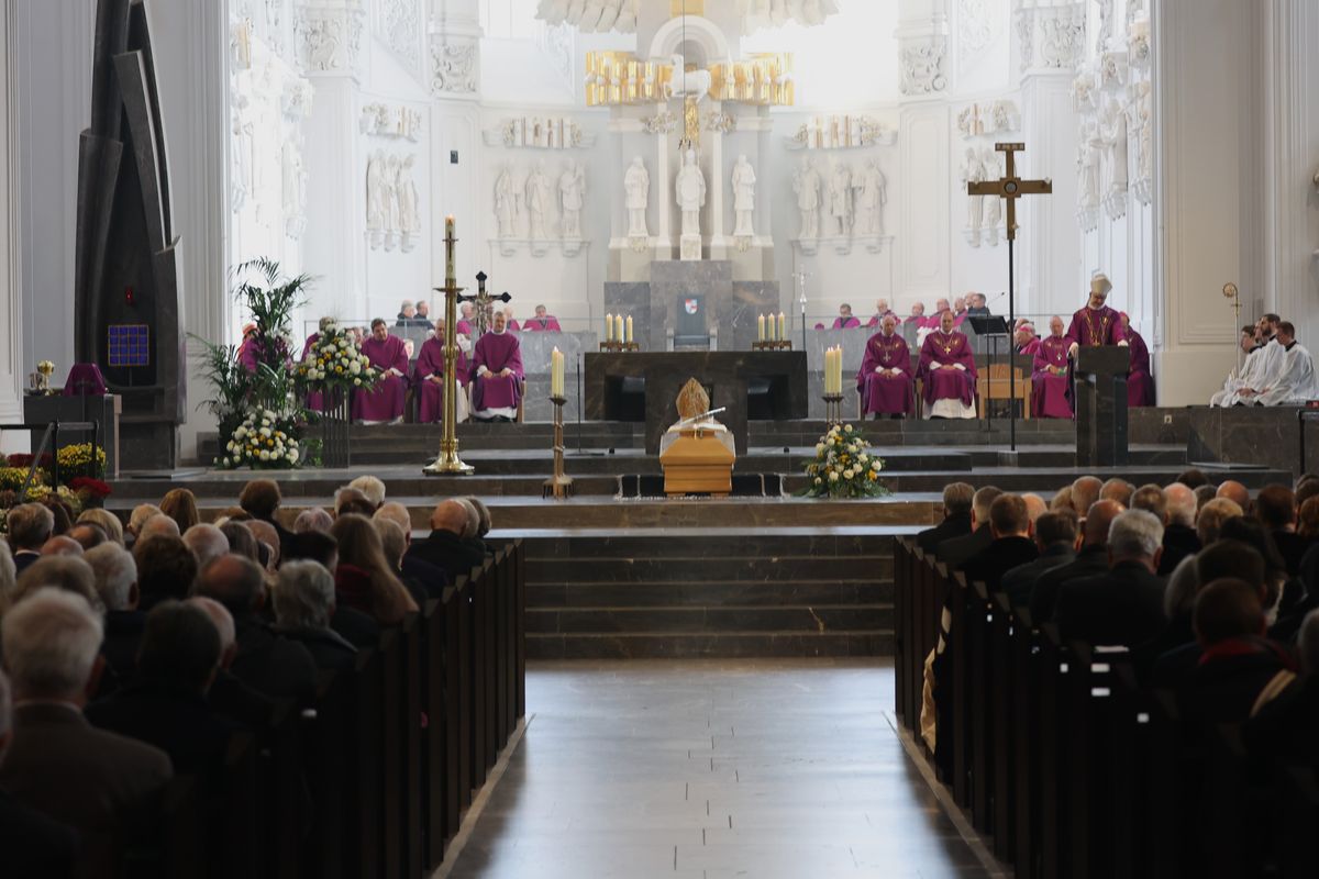 Bischof Dr. Franz Jung feierte am Samstag, 12. Oktober, im Würzburger KIliansdom ein Pontifikalrequiem für Weihbischof em. Helmut Bauer. Die anschließende Beisetzung leitete Dompropst Weihbischof Paul Reder.